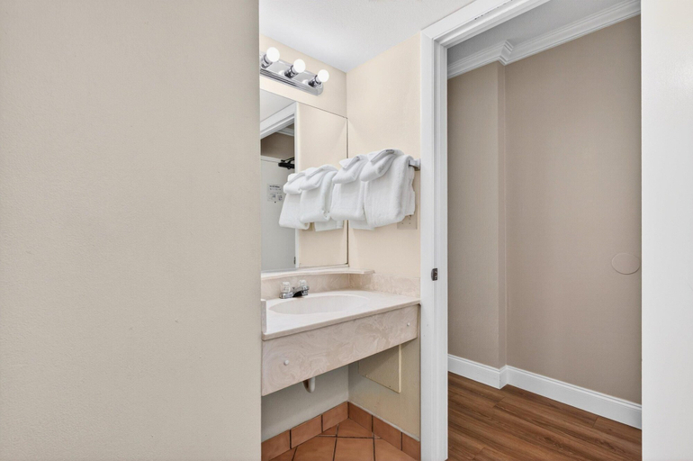 Bathroom 3, Oceanside Inn 606, Volusia