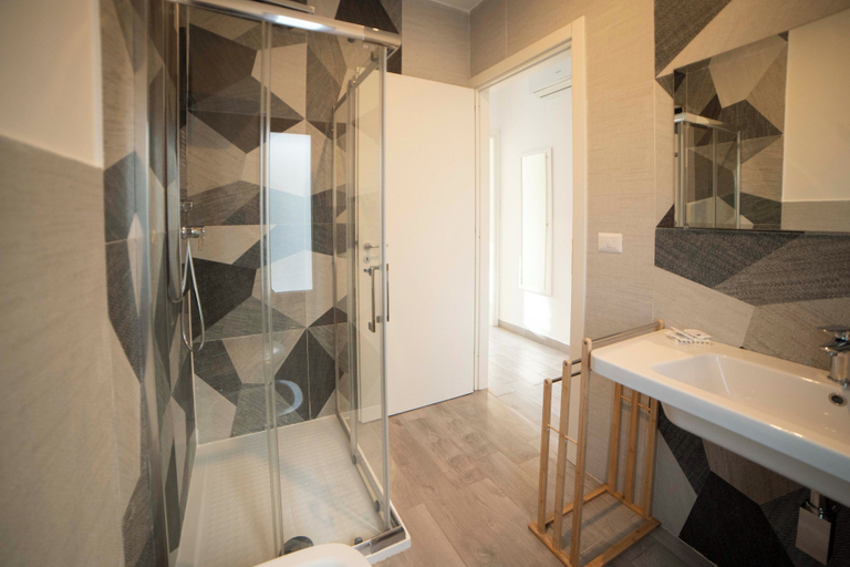 Bathroom 4, "saracena" Holiday Home With Private Beach and Swimming Pool, Foggia