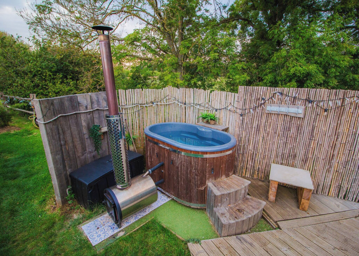 Outdoor spa tub 2, Romantic Lakeview Dome, West Sussex