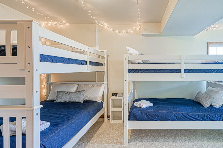 Room 5, Lakefront Retreat With a Large Yard, Stone Fire Pit, Gazebo, Deck, & Dock, Louisa