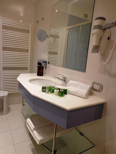Bathroom 5, 999 Hotel, Mabalacat