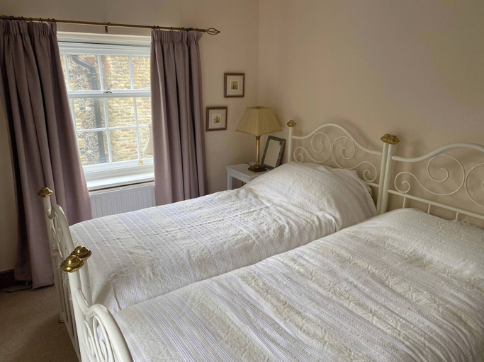 Room 4, Kent Apartment 2 bed in Sandwich, With Free Parking, Kent