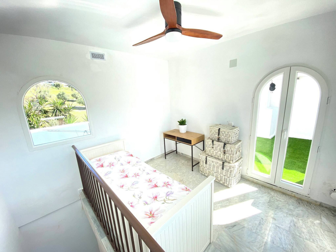 Room 3, Modern Townhouse 7min Walk Beach and 15 to Duquesa, Málaga
