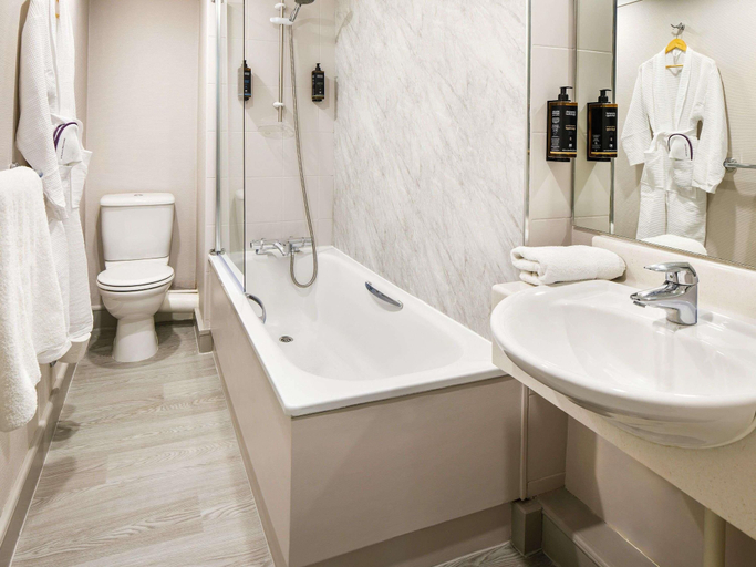 Bathroom 4, Mercure Manchester Piccadilly Hotel, Manchester