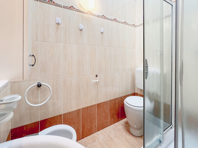 Bathroom 4, Garden-front House in Bibione, Venezia