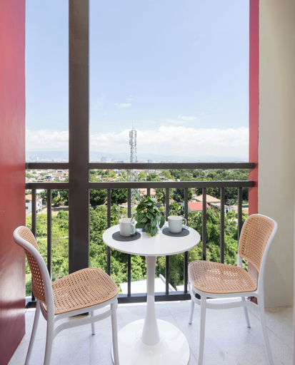 Balcony 3, Modern Nordic Studio With Balcony and Pool in Primeworld District Near Airport, Lapu-Lapu City