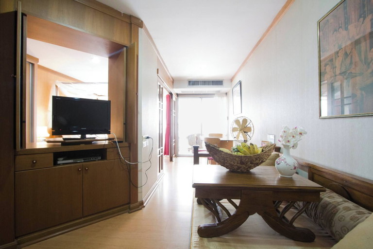 Living room 2, 1br With Pool & Gym Near BTS Phrom Phong, Khlong Toey