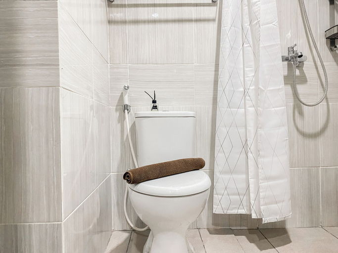 Bathroom 2, Homey And Comfortable Studio At Cisauk Point Apartment, Tangerang
