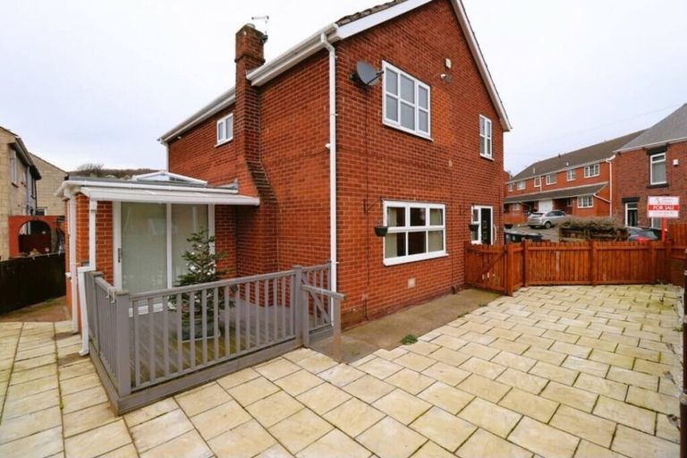Exterior 3, Spacious 6 Bedroom Family House, Barnsley