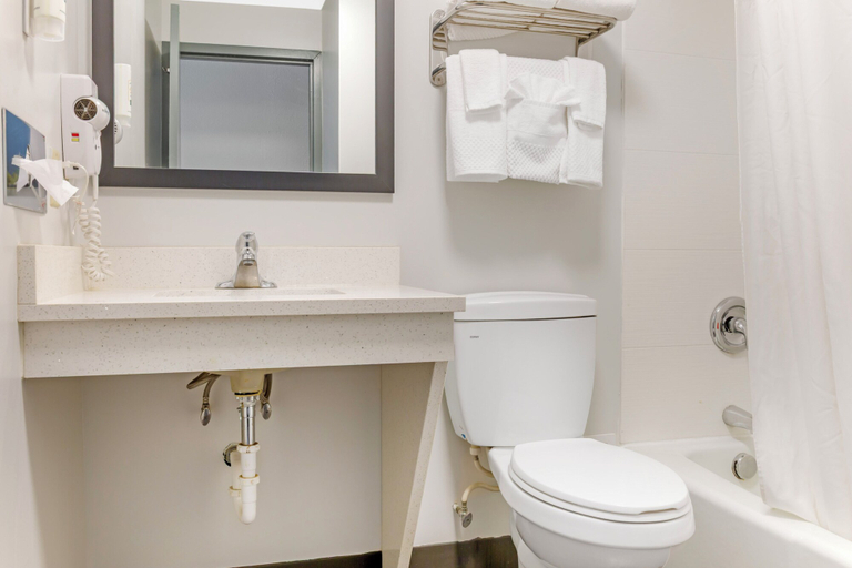 Bathroom 4, Red Lion Inn & Suites Bucyrus North, Crawford