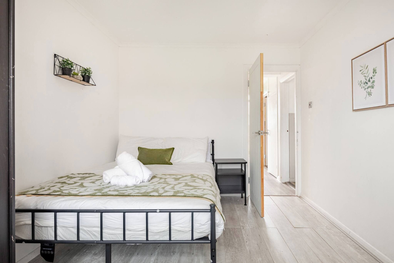 Room 5, Stylish 2-Bedroom Apartment in Wimbledon, London