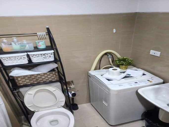 Bathroom 5, The Golden Shore Suites, Pasay City
