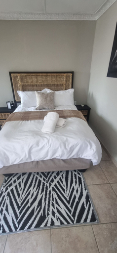 Room 3, Room-khutsong Apartmentss, Gert Sibande