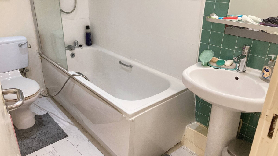 Bathroom, Chic & Central Liverpool Fiat, Sefton