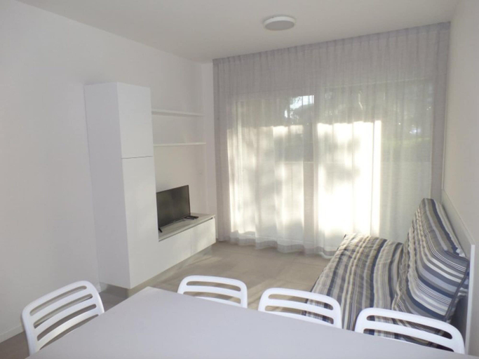 Living room, Spacious Three-bedroom Flat in a new Residence, Venezia