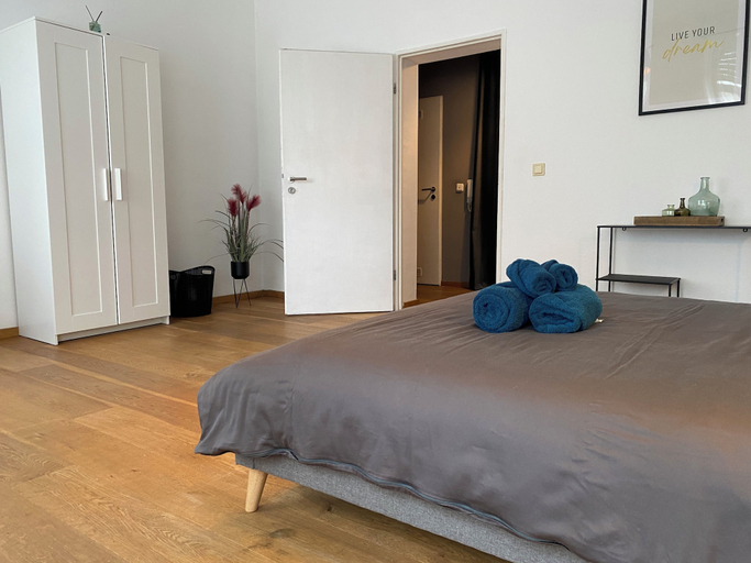 Room 3, Room-spacious Room in Coliving Apartment, Offenbach am Main