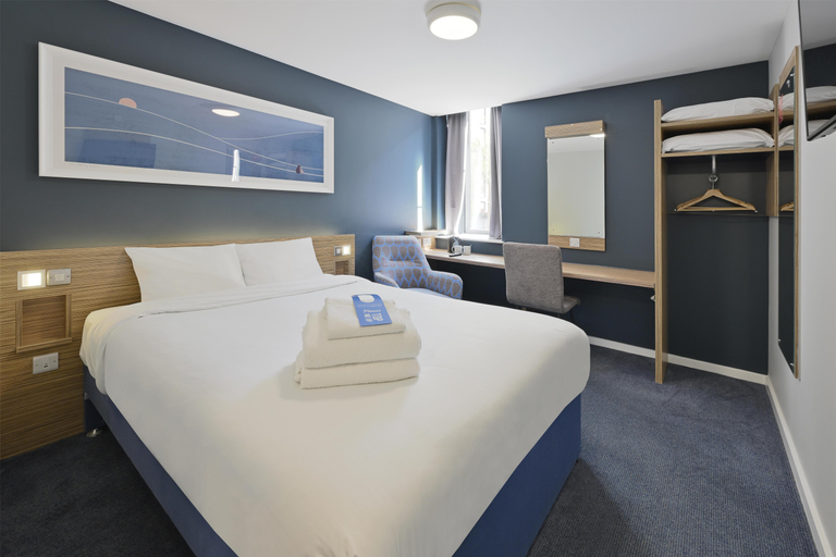 Bedroom 3, Travelodge London Barking, London