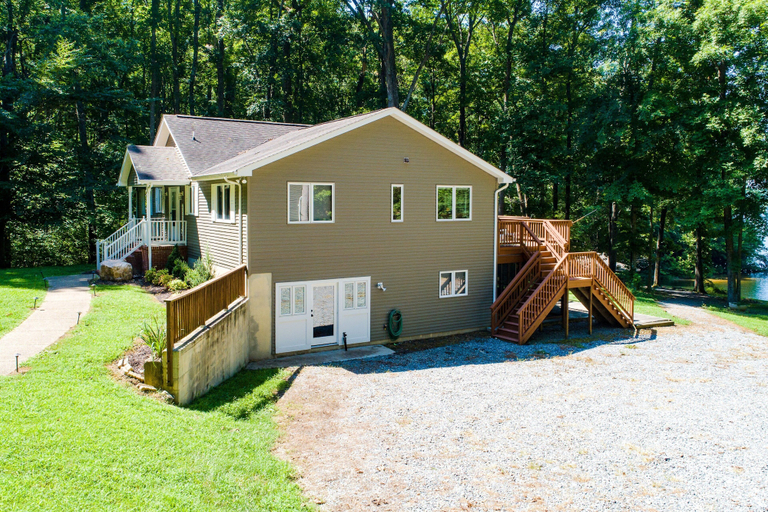 Exterior 5, Lakefront Home With Deck, hot Tub, Game Room, Kayaks, & Fireplace, Spotsylvania