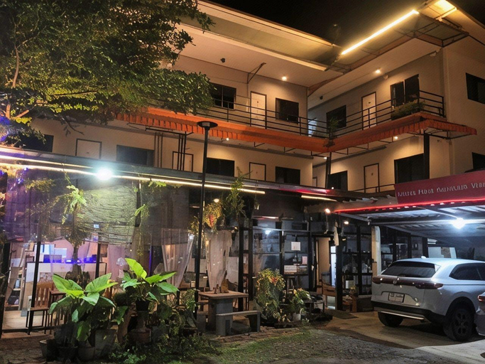 Exterior & Views