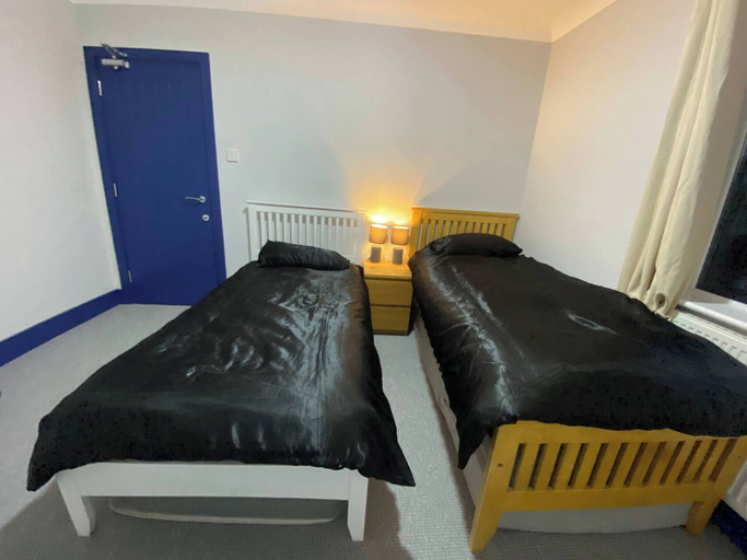 Room 2, 3 Room Apartment - Twins-double, Cambridgeshire