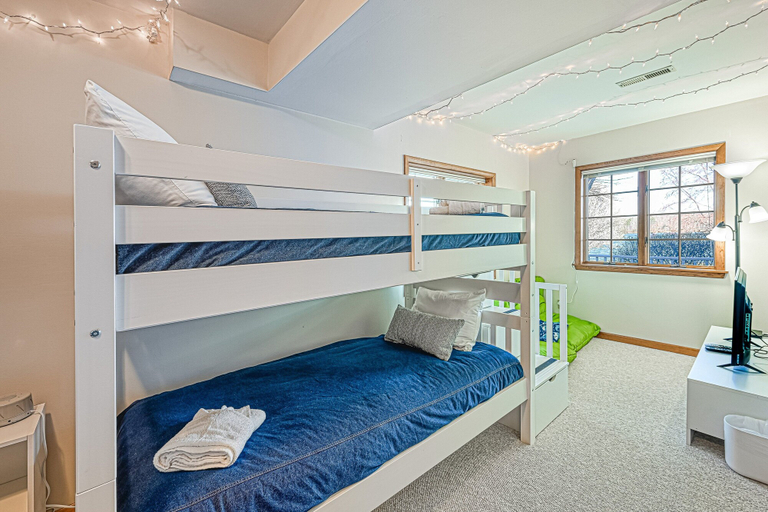 Room 3, Lakefront Retreat With a Large Yard, Stone Fire Pit, Gazebo, Deck, & Dock, Louisa