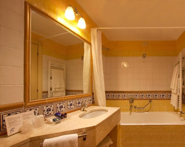 Bathroom 3, Tranquil Lantana Resort Hotel and Apartments 1-2km From Nora Beach, Cagliari