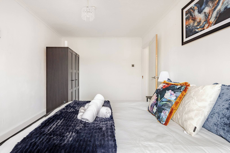 Room 2, Stylish 2-Bedroom Apartment in Wimbledon, London