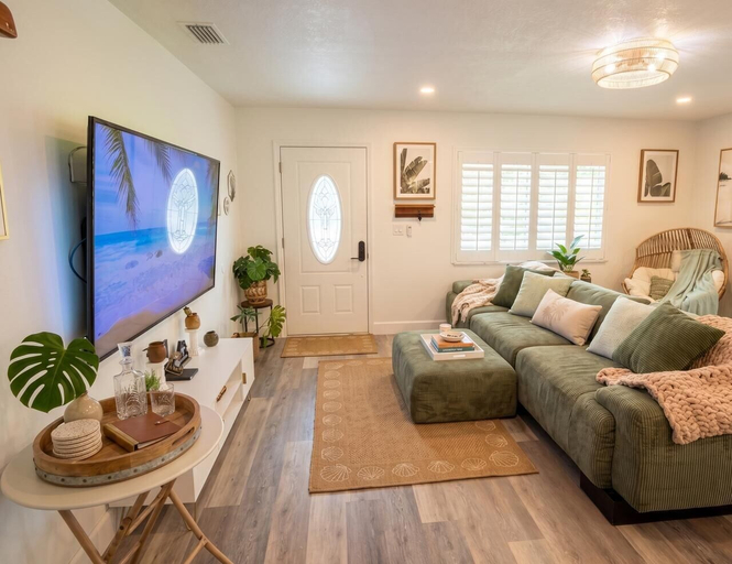 Living area 2, St Pete Retreat - Game Room - Sleeps 8, Pinellas