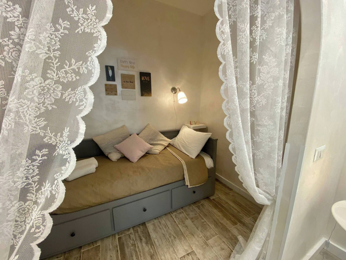 Room 5, Colosseum Nearby & Metro Outside, Easy Rome Sightseeing, Rome