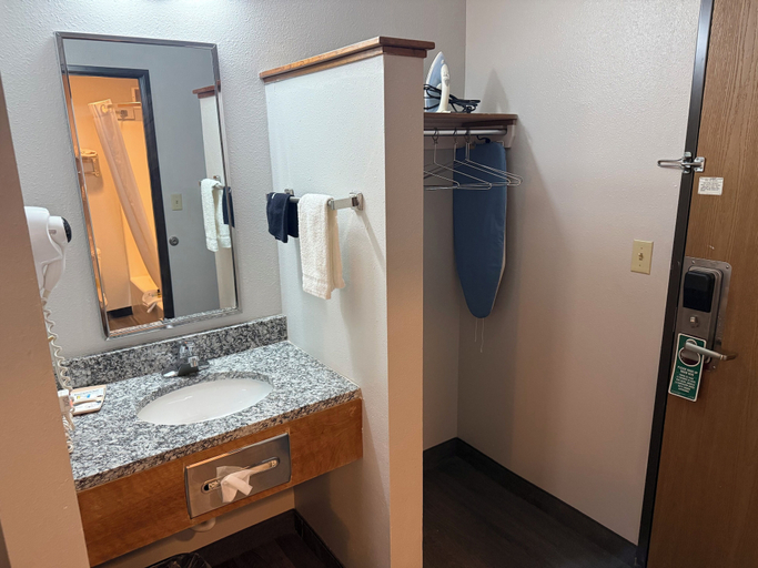 Bathroom 4, Country Haven Inn, Coffey