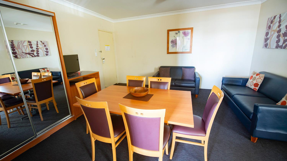 Food & Drinks 4, Narellan Motor Inn, Camden
