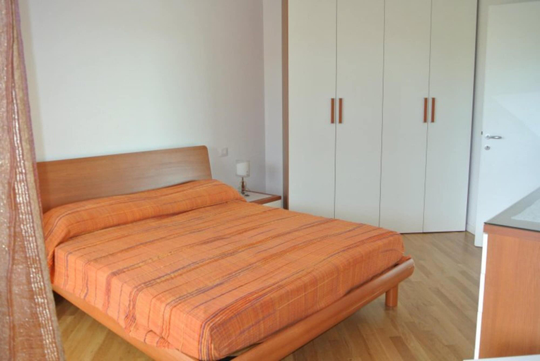 Room 3, Fully Equipped Central Lignano Flat With Wi-fi, Udine