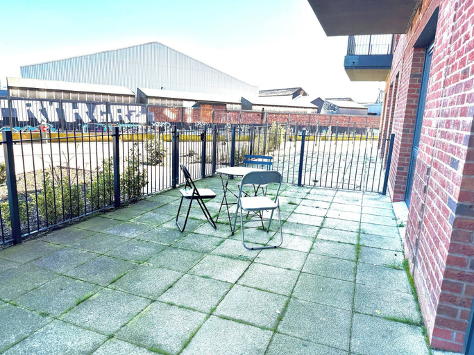 Outdoor dining 2, One Bedroom West Midlands Retreat, Birmingham