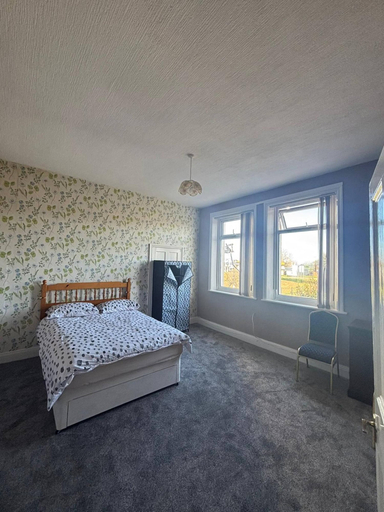 Room 5, Room-serene Ocean-view Apartment Room in, Sunderland