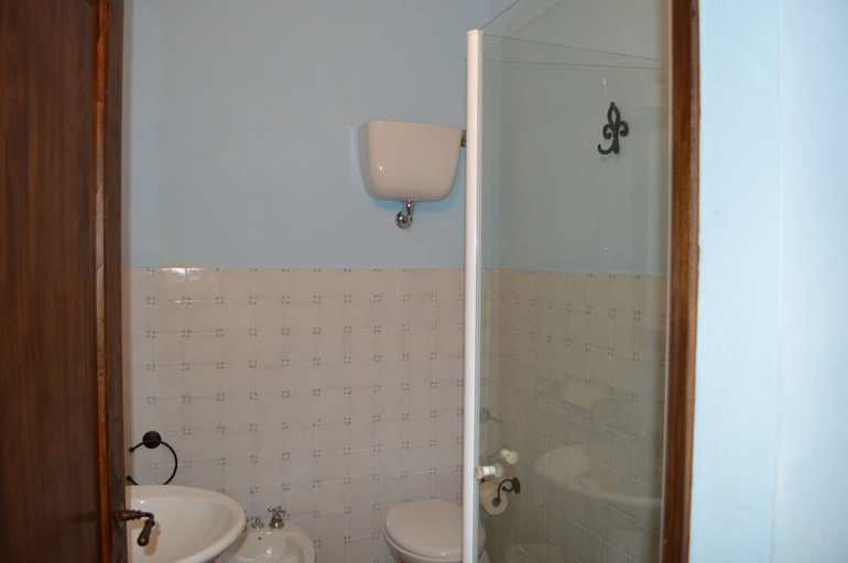 Bathroom 5, Large apartment with shared swimming pool in Crete Senesi, Siena