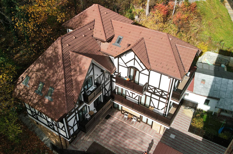 Exterior & Views