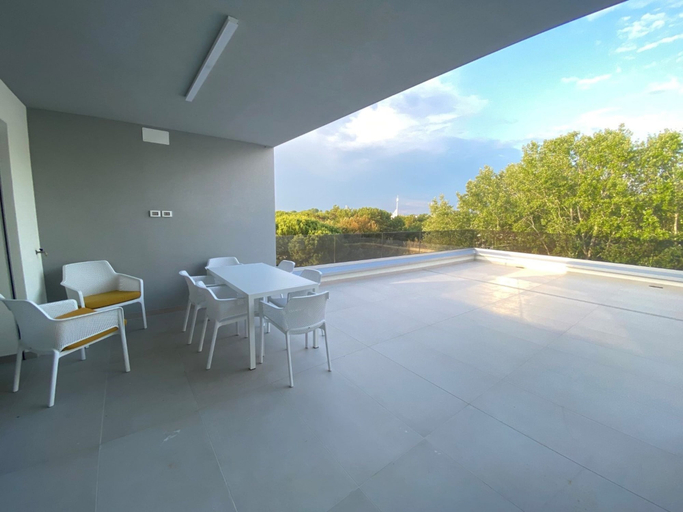 Outdoor dining 5, Bright Beachside Apartment With two Terraces, Venezia
