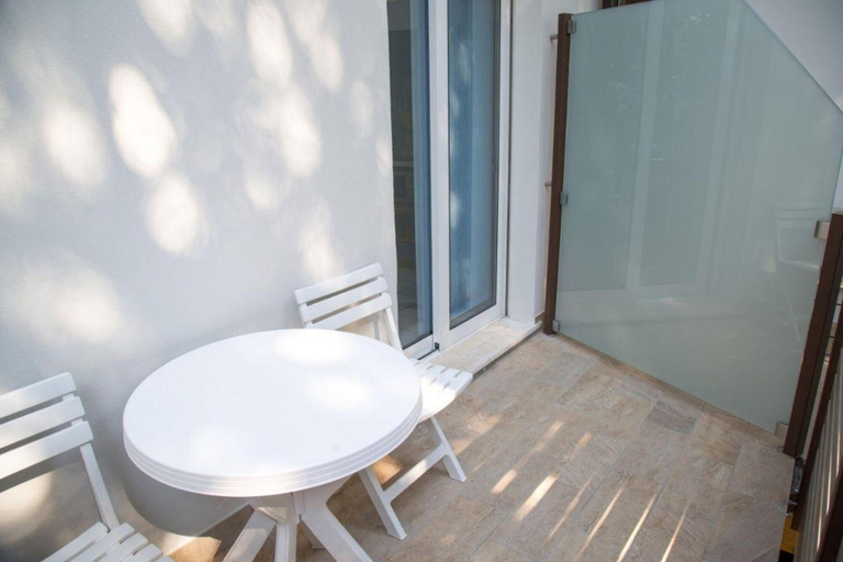 Outdoor dining, Comfy Accommodation With Balcony, Venezia