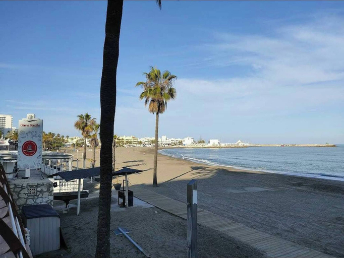 Beach 2, Sunny Apartment at Benal Beach Resort 4 Pools, Water Slides & Steps From Beach, Málaga