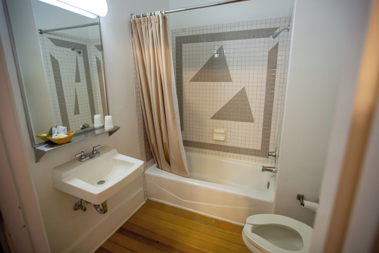 Bathroom 5, Dam Site Lodge, Sierra