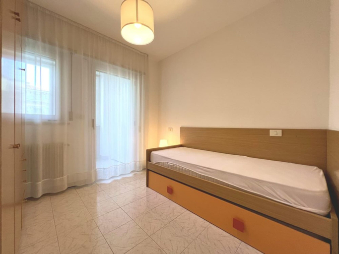 Room 3, Perfect Holiday Apartment for Five Guests in Grado, Gorizia