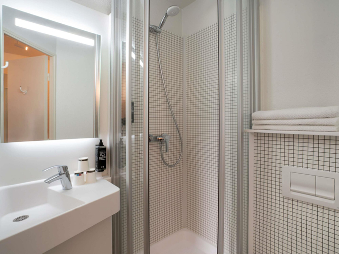 Bathroom 4, ibis budget Rennes Chantepie - Renovated hotel, Ille-et-Vilaine