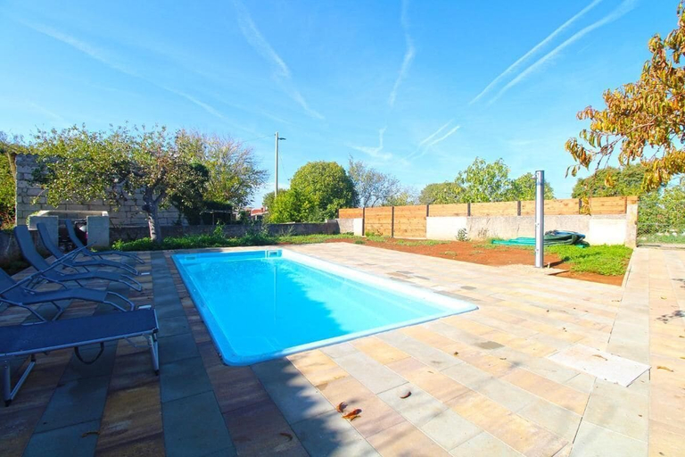 Pool 3, Comfortable Apartment With Pool and Garden, Ližnjan