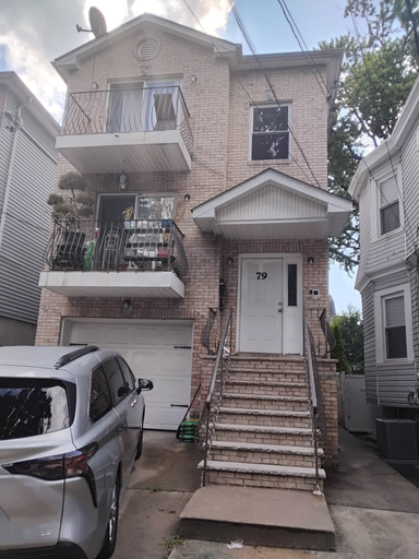 Exterior, Log Comfort 3, Newark