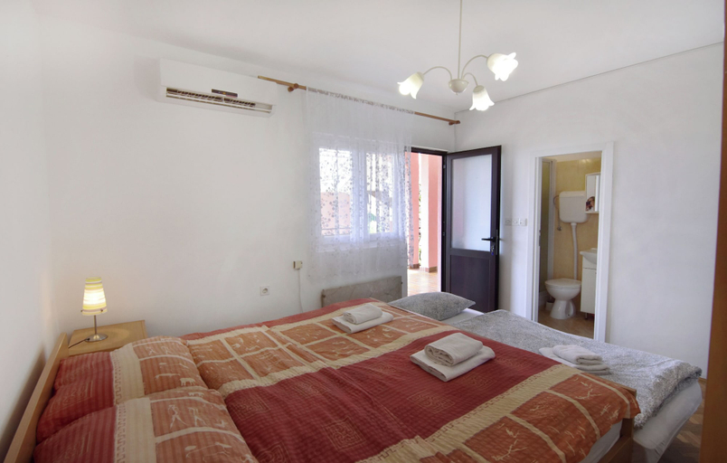 Room 4, Ideal Vacation Flat for a Comfortable Stay, Umag