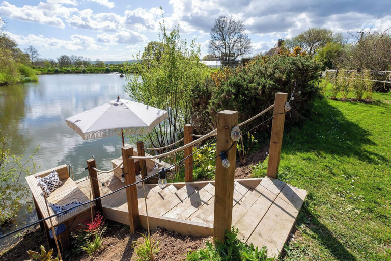 Property grounds 3, Romantic Lakeview Dome, West Sussex