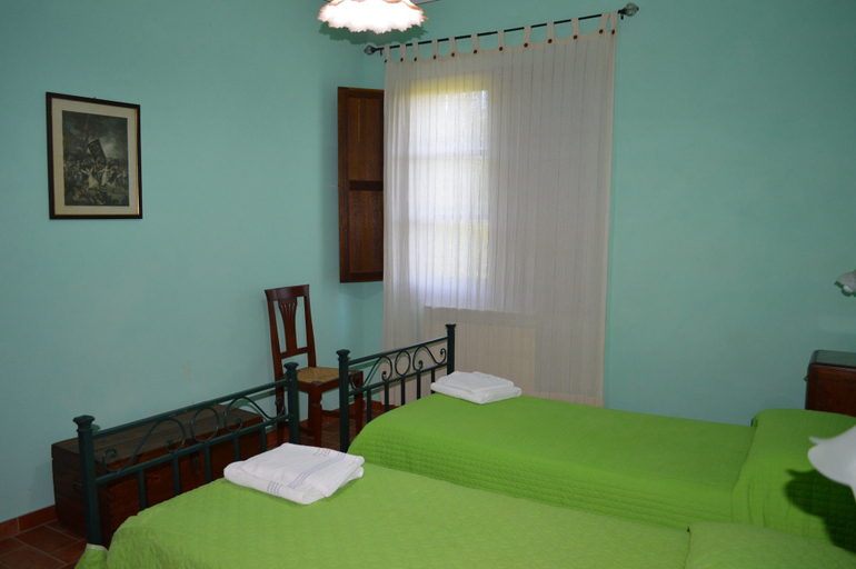 Room 4, Large apartment with shared swimming pool in Crete Senesi, Siena