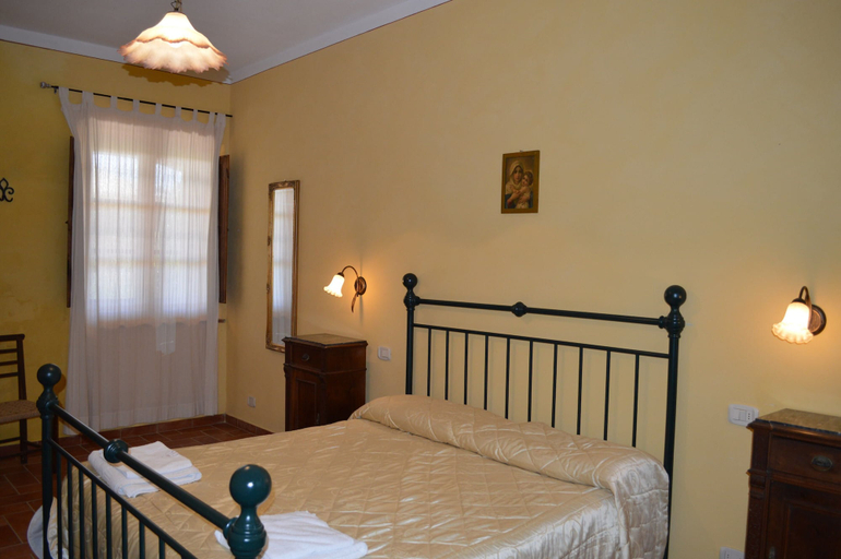 Room 2, Large apartment with shared swimming pool in Crete Senesi, Siena