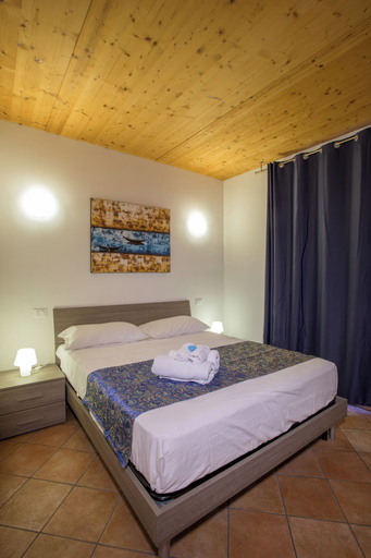 Room 5, Terraced House With Shared Pool, Brescia
