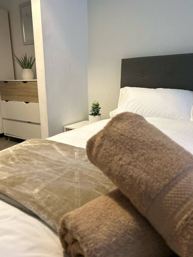 Room 3, The Dyche-parking-local Attractions-fast Wi-fi, Manchester